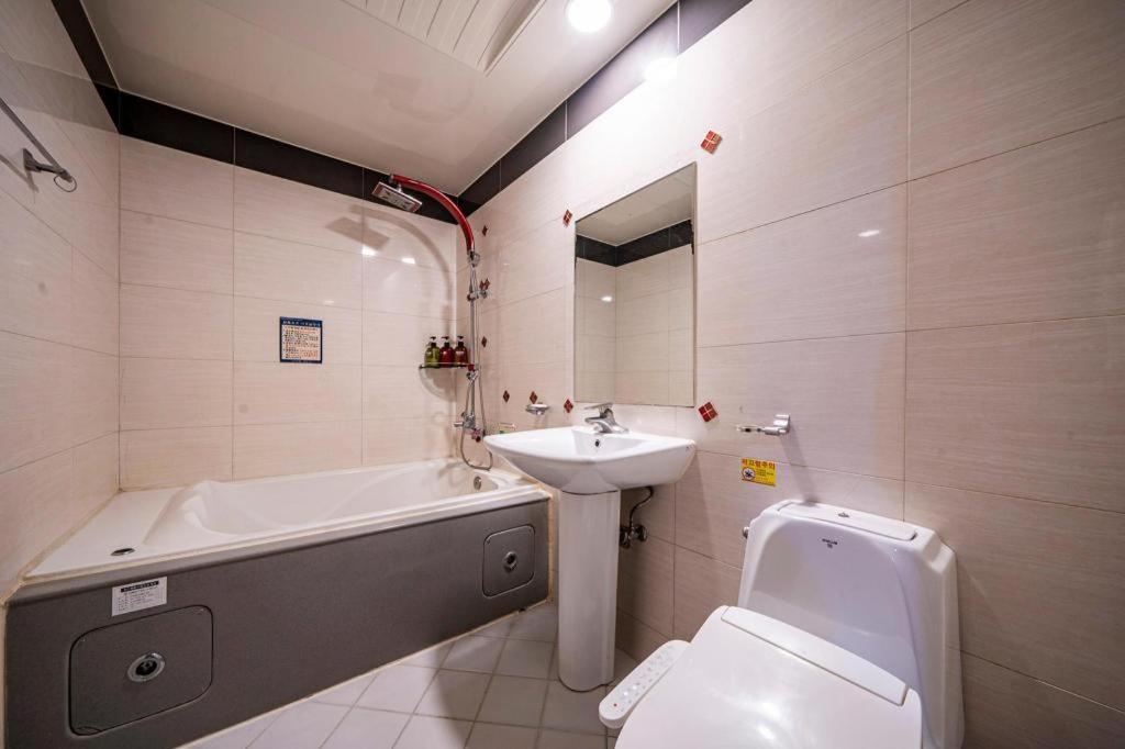 Sky Hotel Changwon Εξωτερικό φωτογραφία