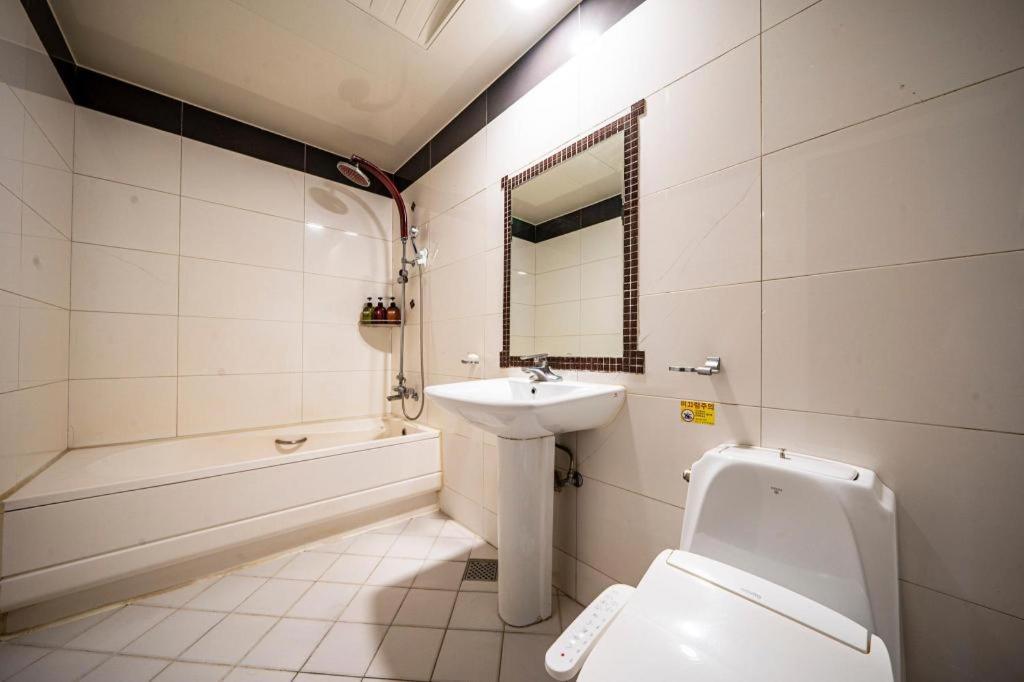 Sky Hotel Changwon Εξωτερικό φωτογραφία
