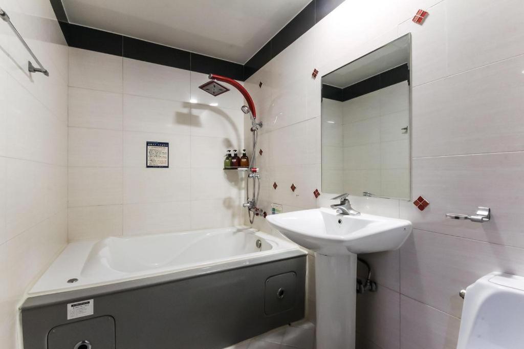 Sky Hotel Changwon Εξωτερικό φωτογραφία
