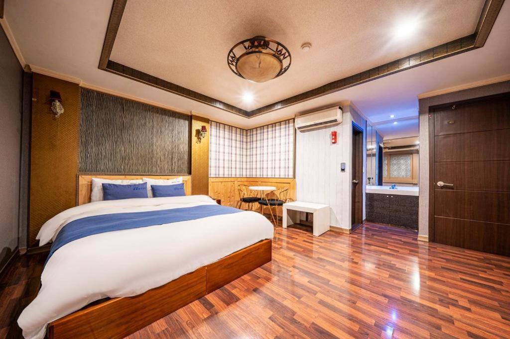 Sky Hotel Changwon Εξωτερικό φωτογραφία